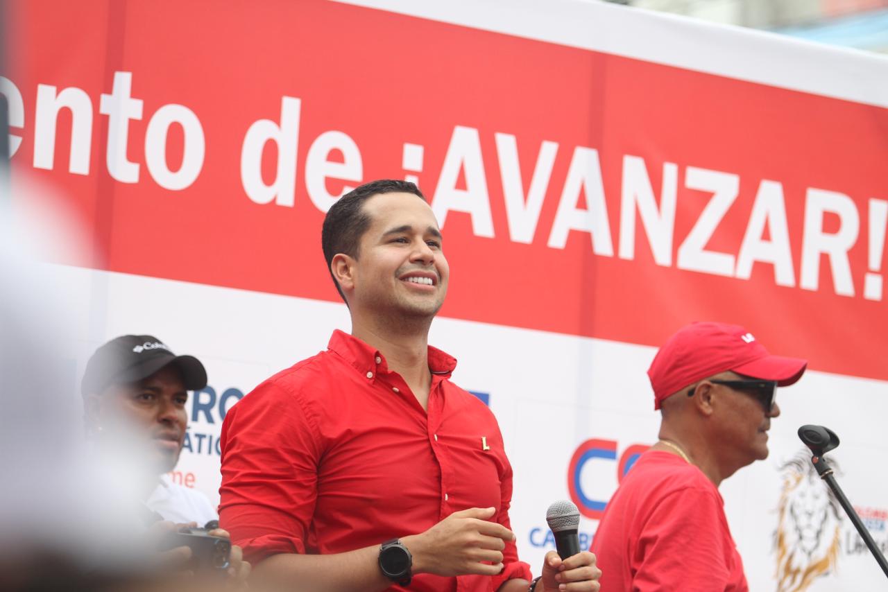 La marea roja de Nicolás Gallardo inundó las calles de San Andrés en apoyo a su postulación a la gobernación La marea roja de Nicolás Gallardo inundó las calles de San Andrés en apoyo a su postulación a la gobernación