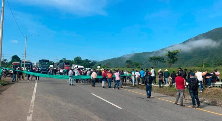 Bloqueo de campesinos: cerrada la vía en sentido Pamplona – Cúcuta Bloqueo de campesinos: cerrada la vía en sentido Pamplona – Cúcuta