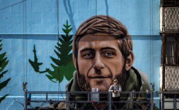 En Fotos | Artista ucraniano cubre los rascacielos de Kiev con imágenes de soldados caídos En Fotos | Artista ucraniano cubre los rascacielos de Kiev con imágenes de soldados caídos