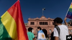 Miles se manifiestan en Argentina contra polémicos dichos del presidente Milei sobre LGBTQ+ y feminismo Miles se manifiestan en Argentina contra polémicos dichos del presidente Milei sobre LGBTQ+ y feminismo