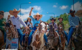 Una abogada de provincia y el heredero de un emporio bananero enfrentados por la presidencia de Ecuador Una abogada de provincia y el heredero de un emporio bananero enfrentados por la presidencia de Ecuador