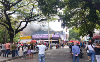 Bomberos luchan por apagar incendio en el centro de Cúcuta Bomberos luchan por apagar incendio en el centro de Cúcuta
