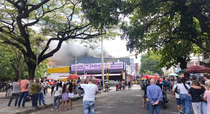 Bomberos luchan por apagar incendio en el centro de Cúcuta Bomberos luchan por apagar incendio en el centro de Cúcuta