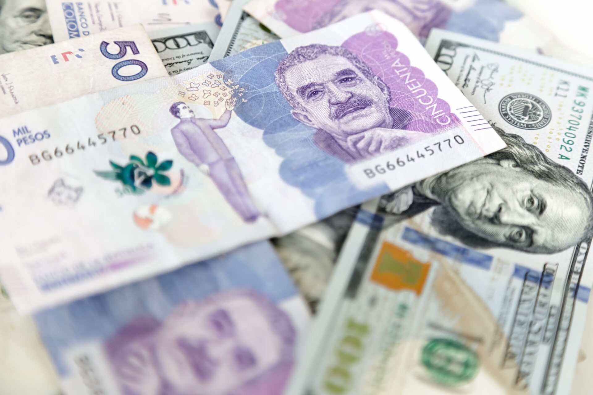 El dólar registra una caída significativa frente al peso colombiano. Fuente: simonmayer / Getty ImagesCuerpo de la noticia: